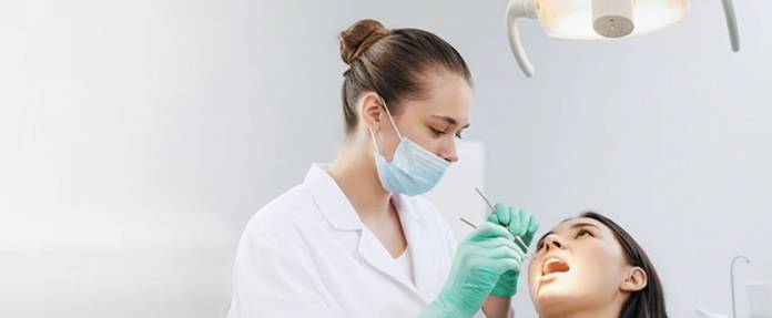 Zahnfleischentzündung: Wann reichen Hausmittel und wann ist ein Arztbesuch nötig?