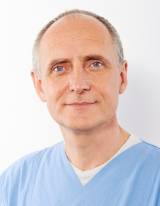 Portrait Dr. Volker Ludwig, Zahnarztpraxis Dr. Ludwig und Kollegen, Fürth, Zahnarzt, Oralchirurg (Fachzahnarzt für Oralchirurgie), Implantologie: Knochenaufbau, Kinderzahnheilkunde, Endodontie (Wurzelbehandlung mit Mikroskop)