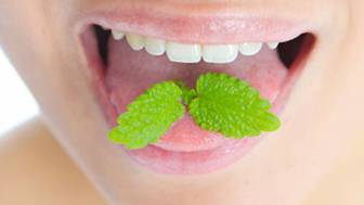 Welche Hausmittel helfen gegen Mundgeruch?