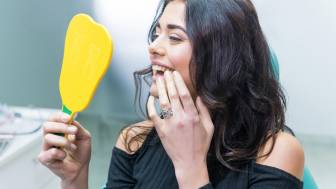 Zahnimplantate für hochwertigen Zahnersatz – warum Erfahrung und Spezialisierung so wichtig sind