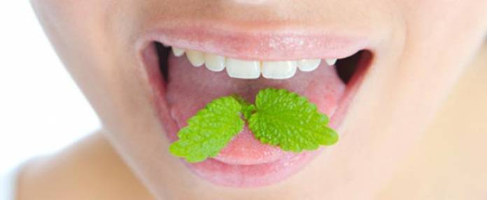 Saubere Zunge gegen Mundgeruch