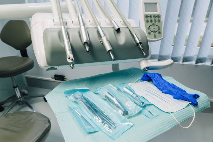 Instrumente eines Zahnarztes